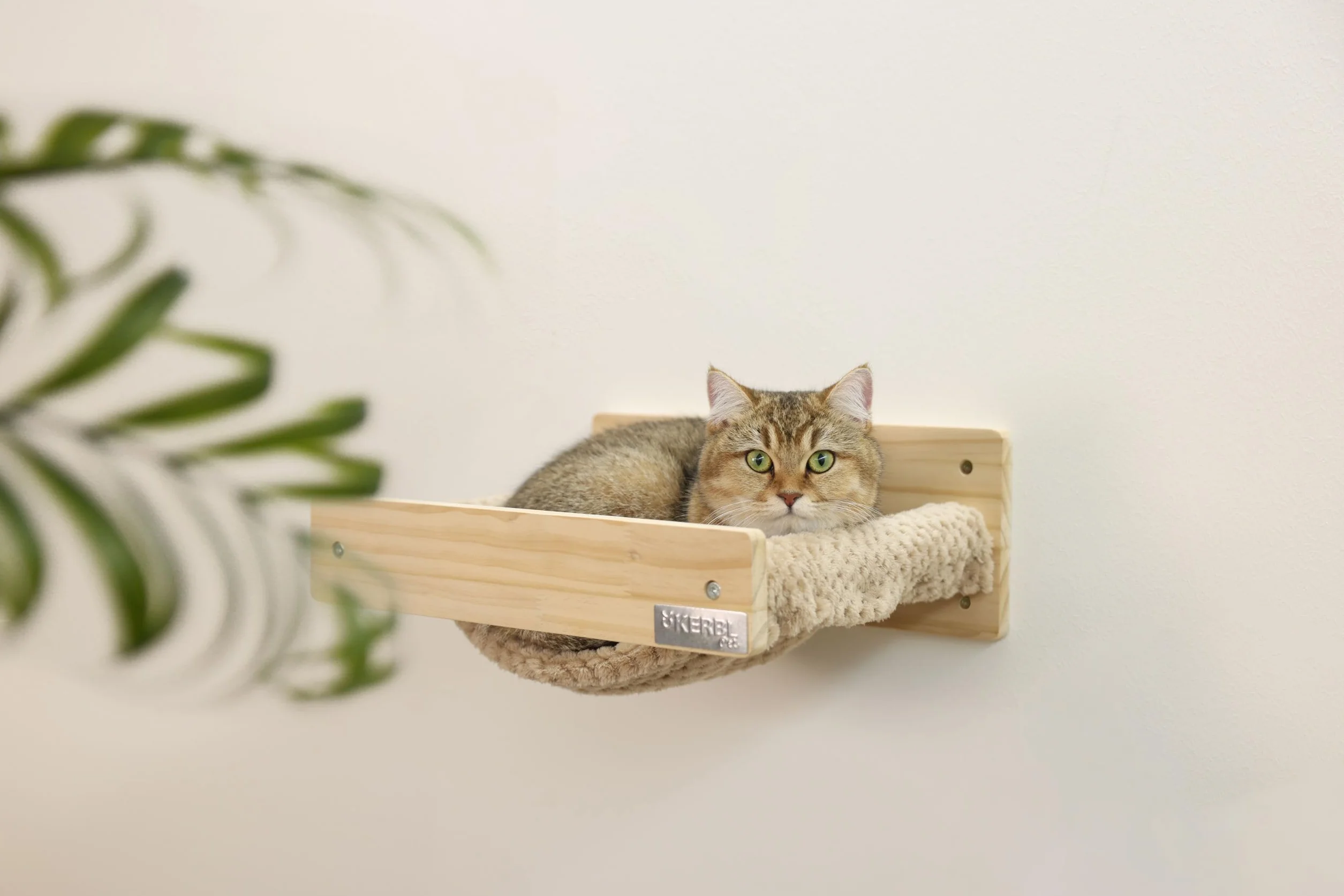 Kerbl Pet Hamac Mural Timber, Naturel/Taupe, 38 x 33,5 x 16 cm, Bois, Peluche Douce, Chats, Fixation Murale
