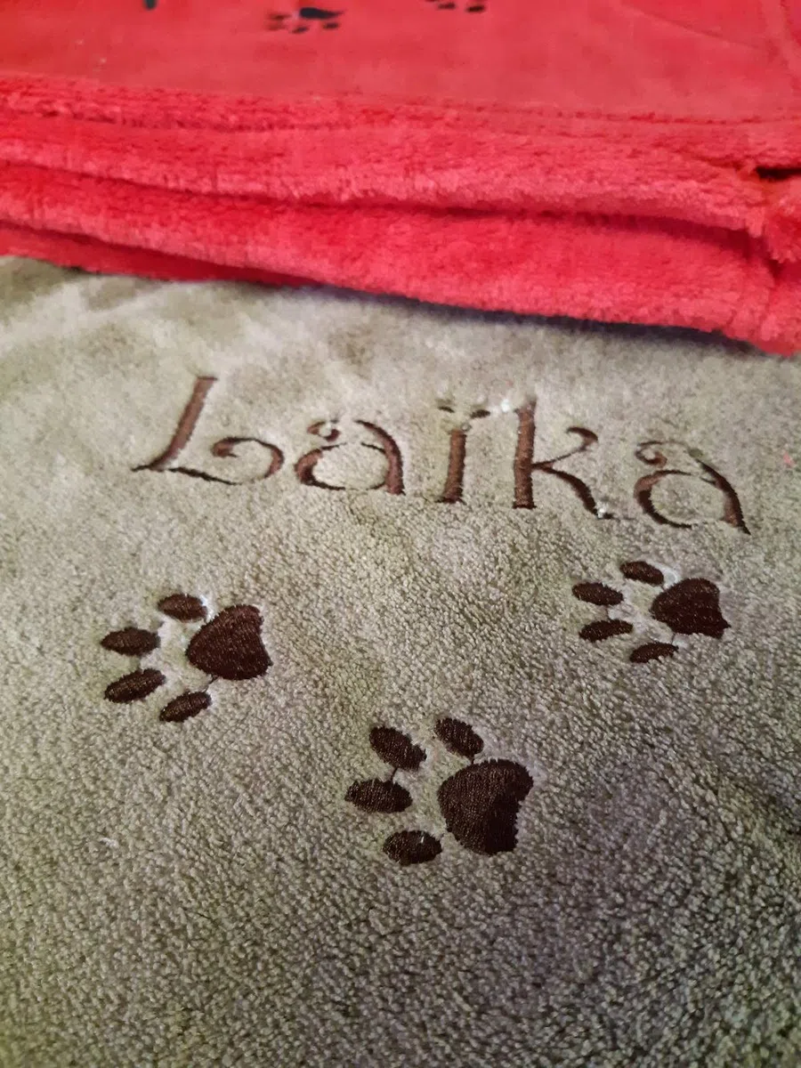 Couverture brodée et personnalisée pour Chat avec Son nom, Plaid, Protection canapé Fauteuil, Confortable, Polaire, 105x75cm, Chien, Animaux, Beige Gris Blanc Ciel Rose Noir Rouge