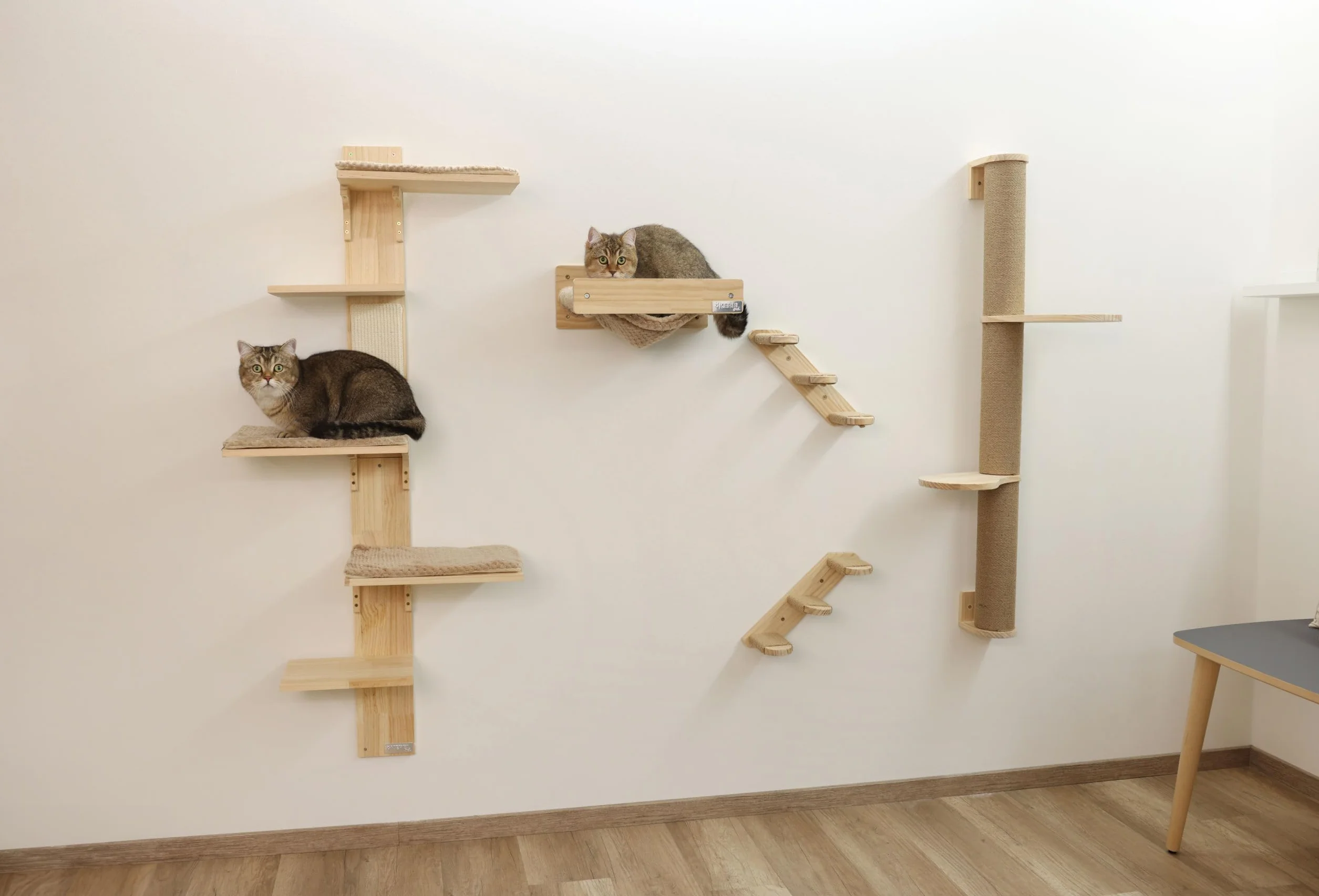 Kerbl Pet Hamac Mural Timber, Naturel/Taupe, 38 x 33,5 x 16 cm, Bois, Peluche Douce, Chats, Fixation Murale