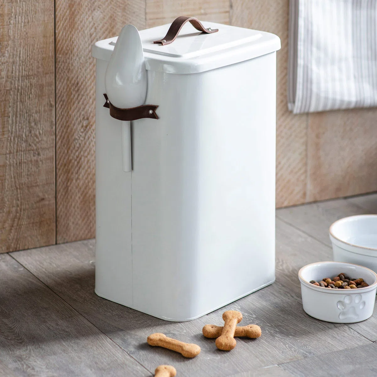 CKB LTD Grande boîte de rangement de nourriture pour animaux de compagnie avec pelle pour contenir des friandises pour chien ou chat en métal avec couvercle hermétique Poignée en cuir 13 kg
