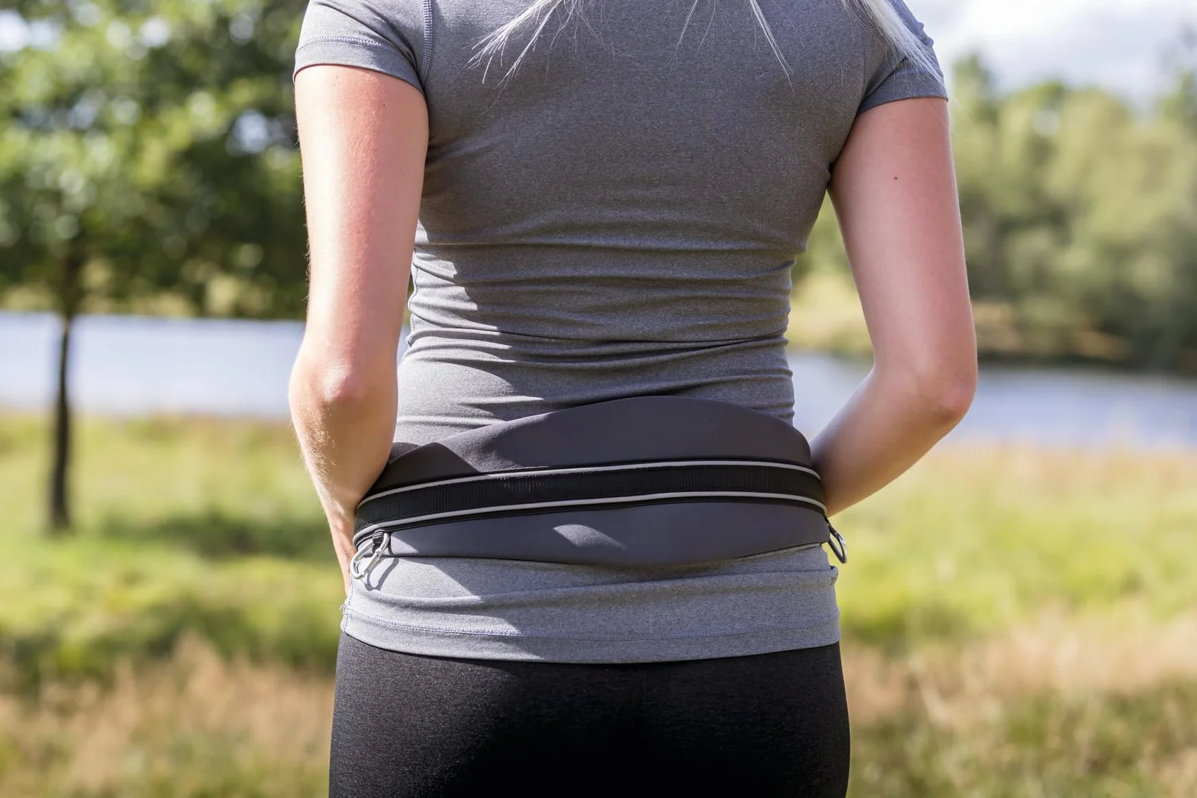 TRIXIE laisse de jogging pour chien avec ceinture M-L, 1,10–1,50 m, 20 mm en noir/graphite - laisse idéale pour sport et activités - pour chiens de taille moyenne à grande