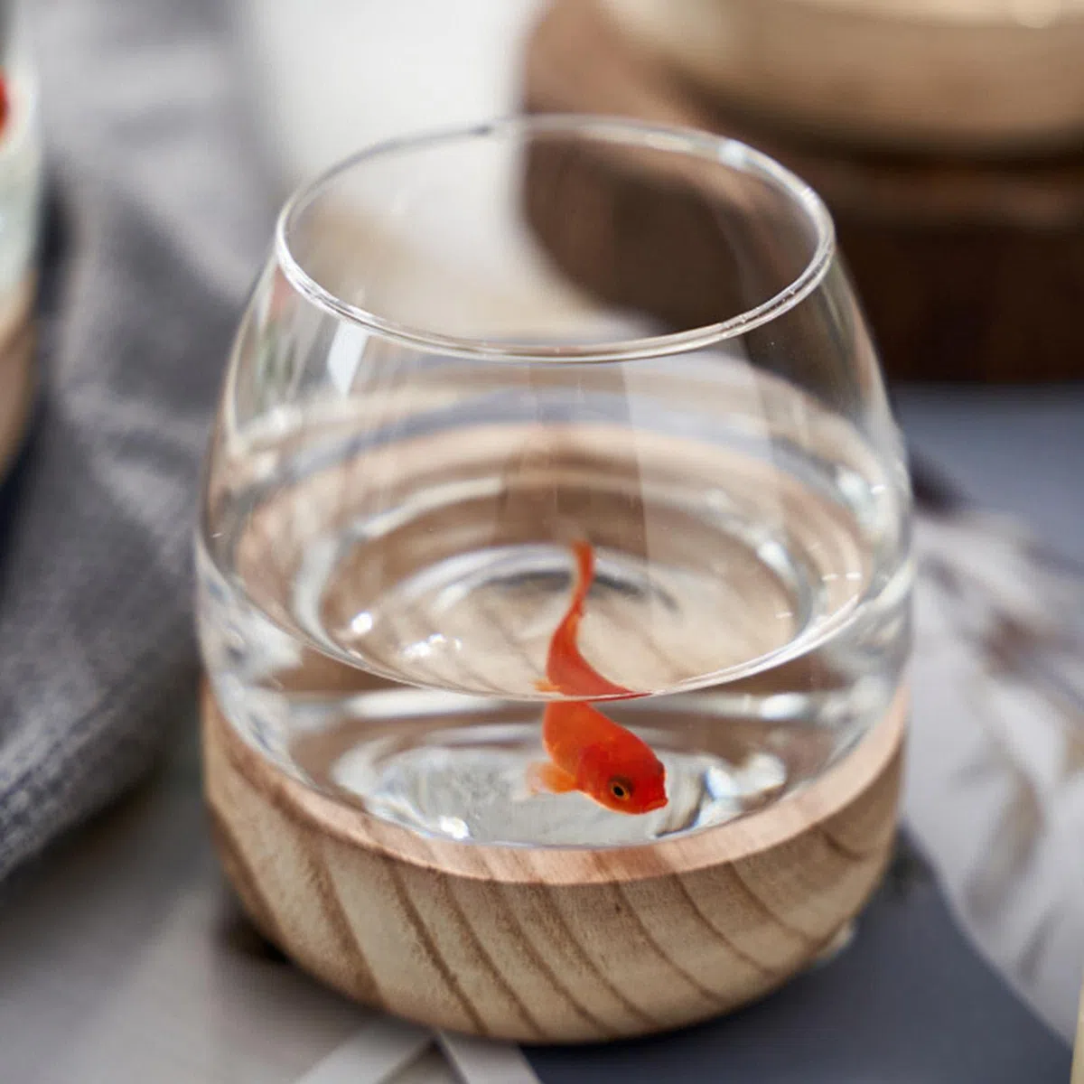 Bocal à Poissons en Verre avec Base en Bois, Petit Aquarium pour Poissons Betta Rouges, Vase en Verre pour Pla-nte Hydroponique, Vase à Fleurs pour Décoration de Bureau Maison