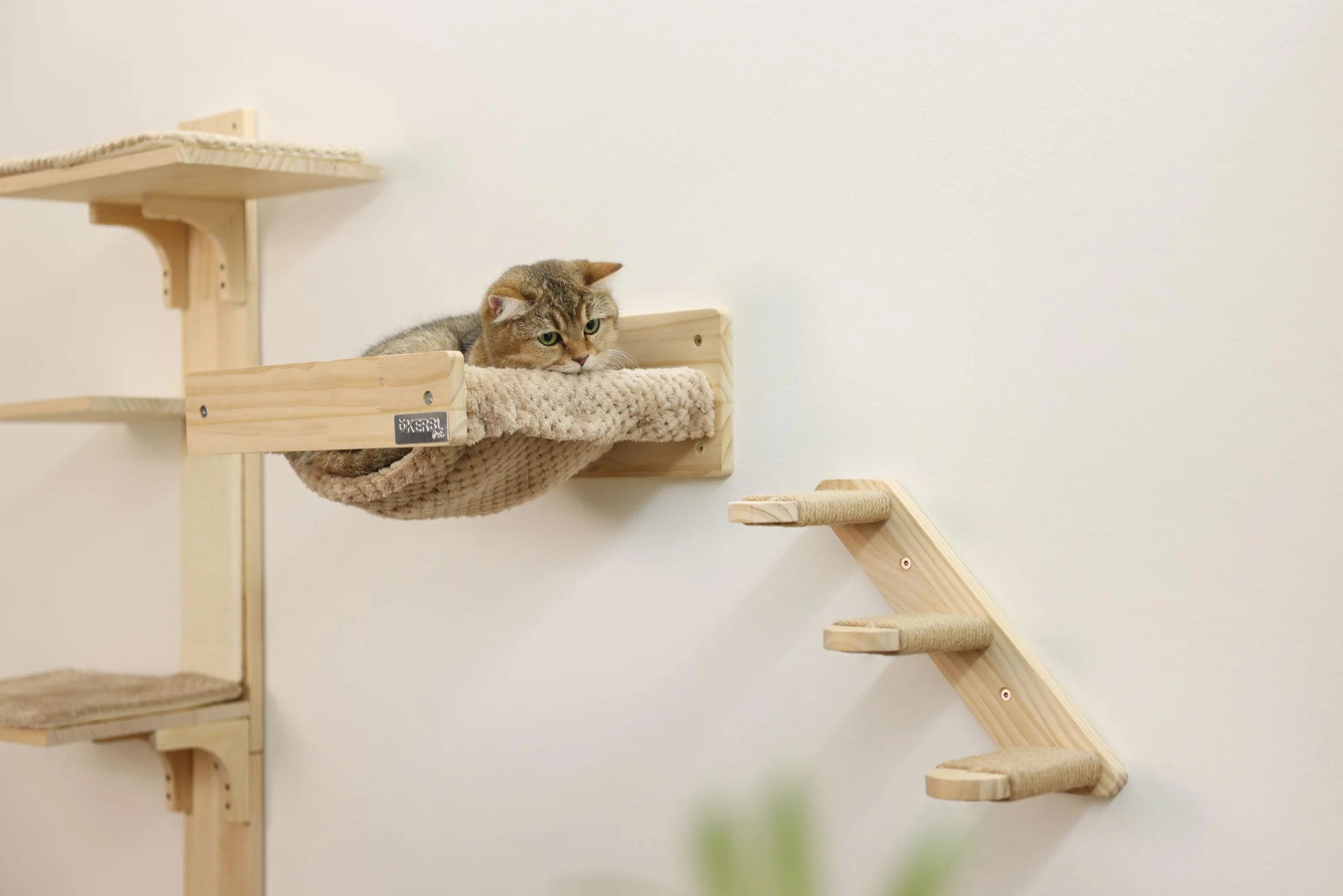 Kerbl Pet Hamac Mural Timber, Naturel/Taupe, 38 x 33,5 x 16 cm, Bois, Peluche Douce, Chats, Fixation Murale
