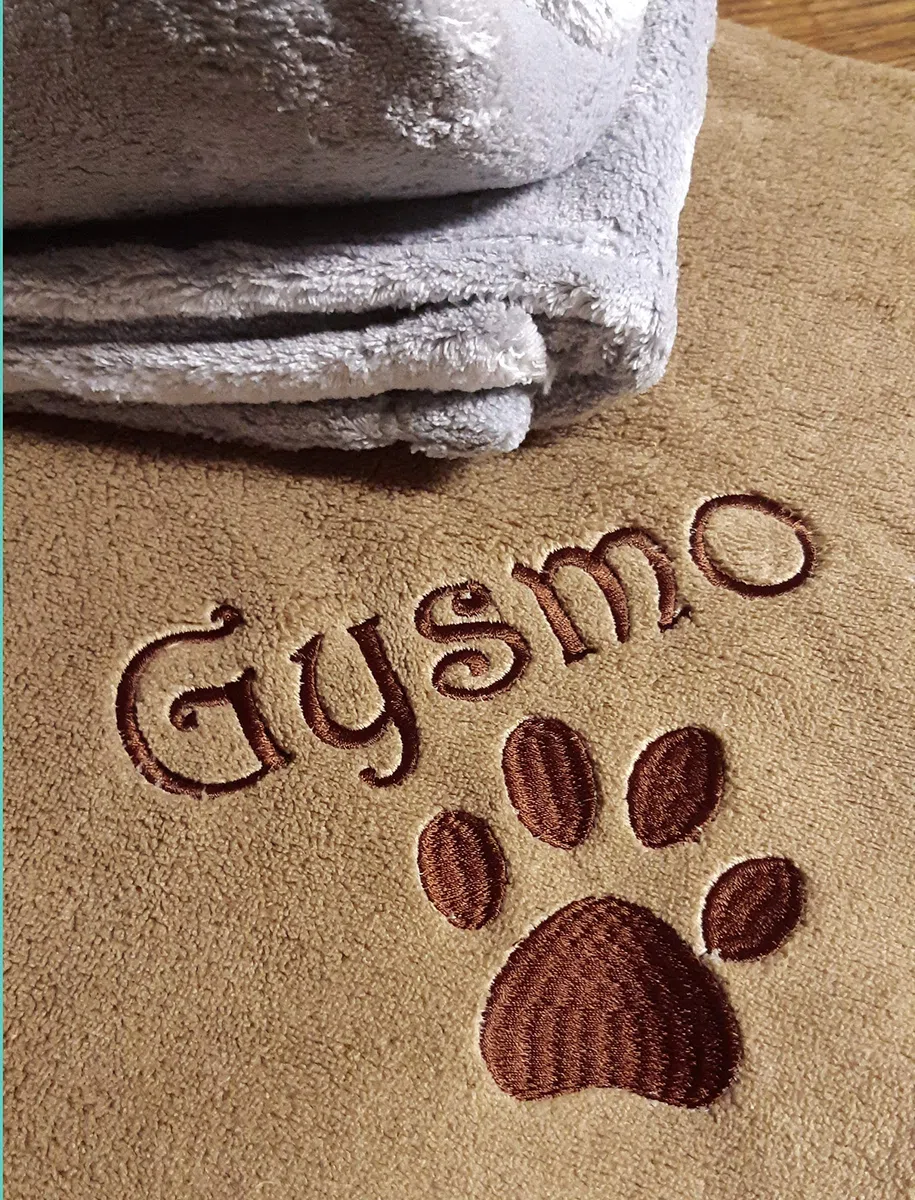 Couverture brodée et personnalisée pour Chat avec Son nom, Plaid, Protection canapé Fauteuil, Confortable, Polaire, 105x75cm, Chien, Animaux, Beige Gris Blanc Ciel Rose Noir Rouge