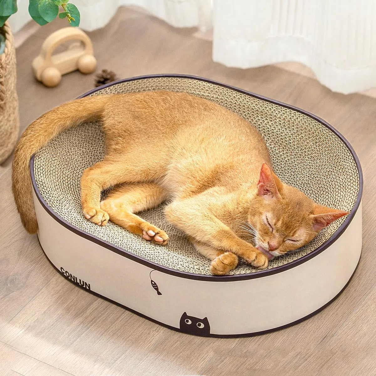 Conlun Griffoir Chat Carton Ovale & Lit 2-en-1 - Grattoir Incurvé Ergonomique pour Repos et Jeu - Carton Ondulé Haute Densité - Protection Canapé Design avec Herbe à Chat (43x33x10cm)