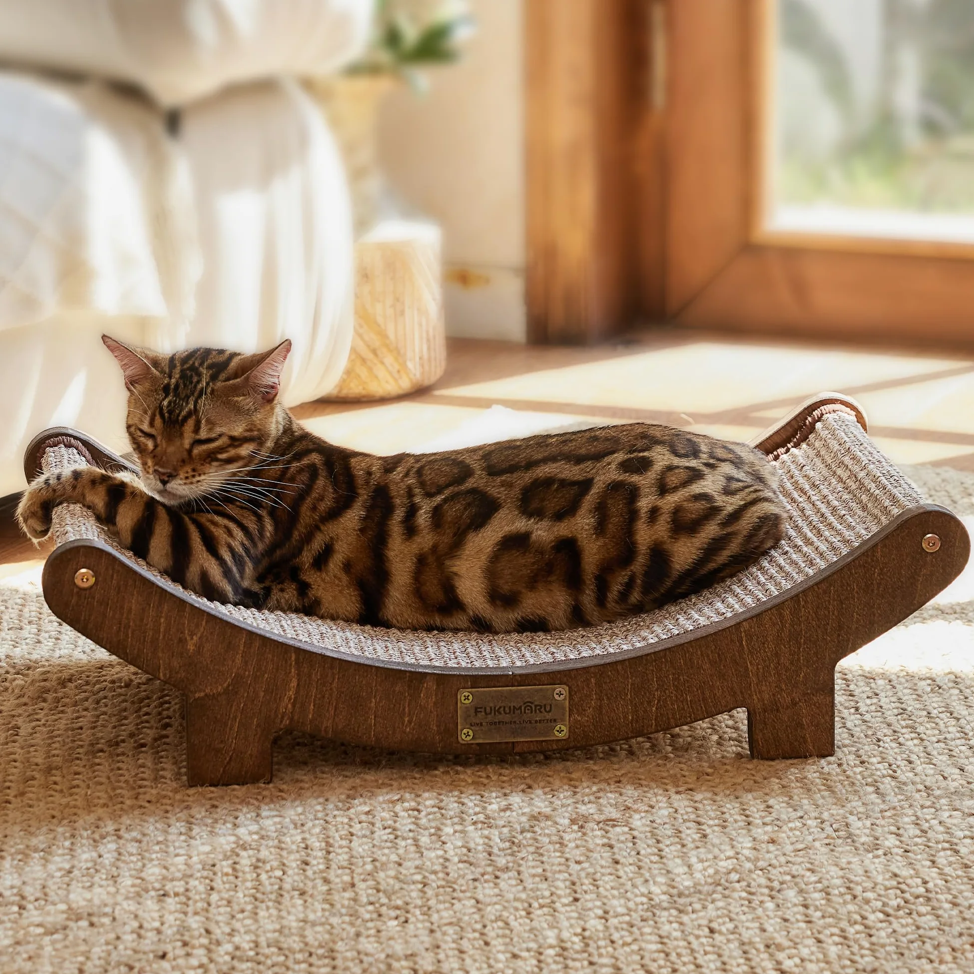 FUKUMARU Griffoir pour Chat, 60 cm Lit de Grattoir Durable d'Intérieur, Grand Coussin à Griffes, Hamac en Sisal Naturel, Chaise Longue avec Cadre en Bois Massif pour Dormir et Gratter, Marron