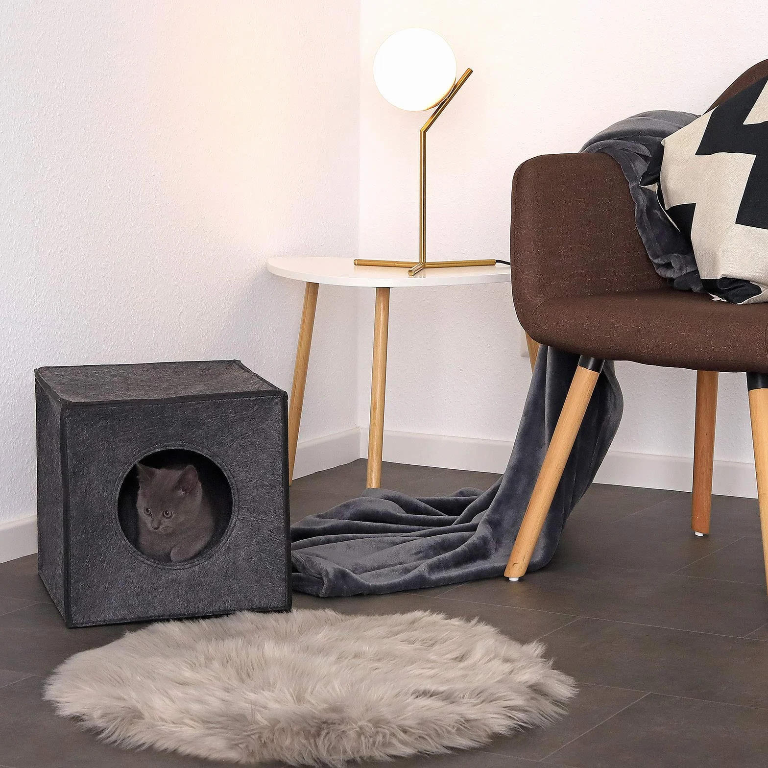 lionto Caverne pour Chats en Feutre Robuste adaptée aux systèmes de rayonnage, 33x37x33 cm, lit pour Chats Pliable en Forme de Cube, Niche avec Coussin Confortable, Gris foncé