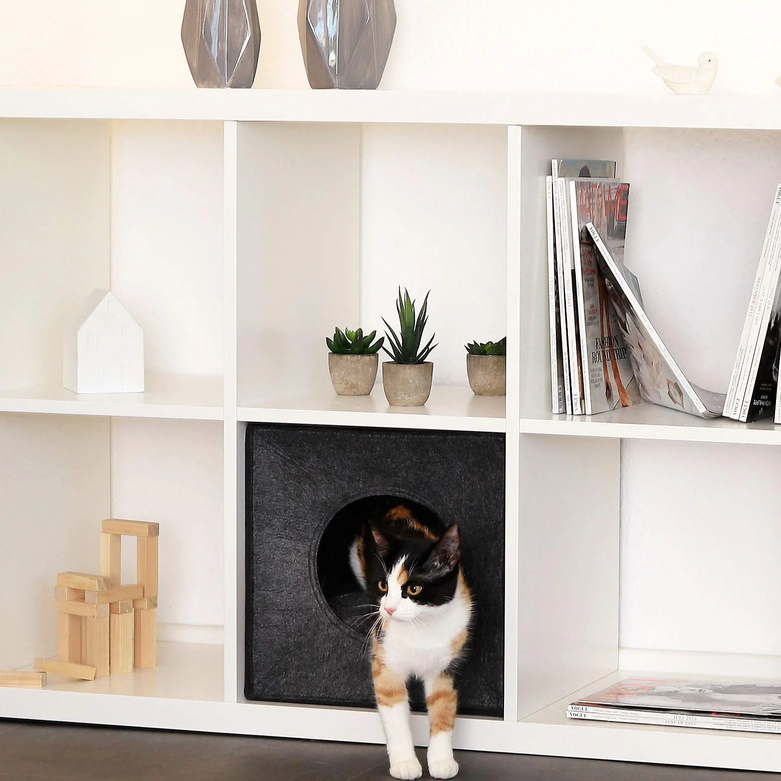 lionto Caverne pour Chats en Feutre Robuste adaptée aux systèmes de rayonnage, 33x37x33 cm, lit pour Chats Pliable en Forme de Cube, Niche avec Coussin Confortable, Gris foncé