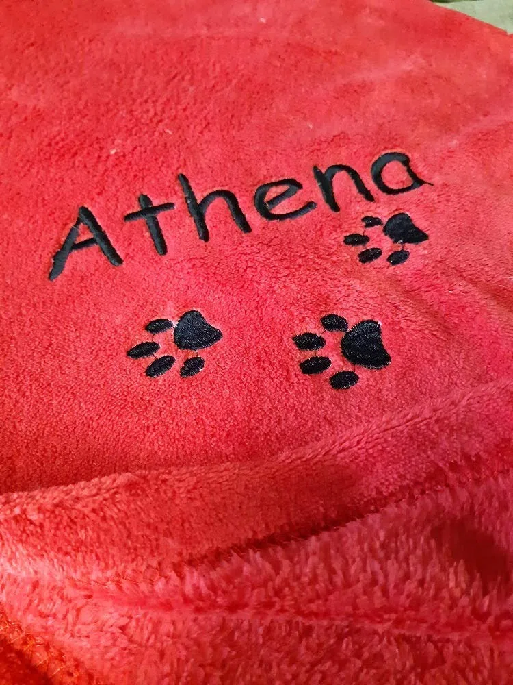 Couverture brodée et personnalisée pour Chat avec Son nom, Plaid, Protection canapé Fauteuil, Confortable, Polaire, 105x75cm, Chien, Animaux, Beige Gris Blanc Ciel Rose Noir Rouge