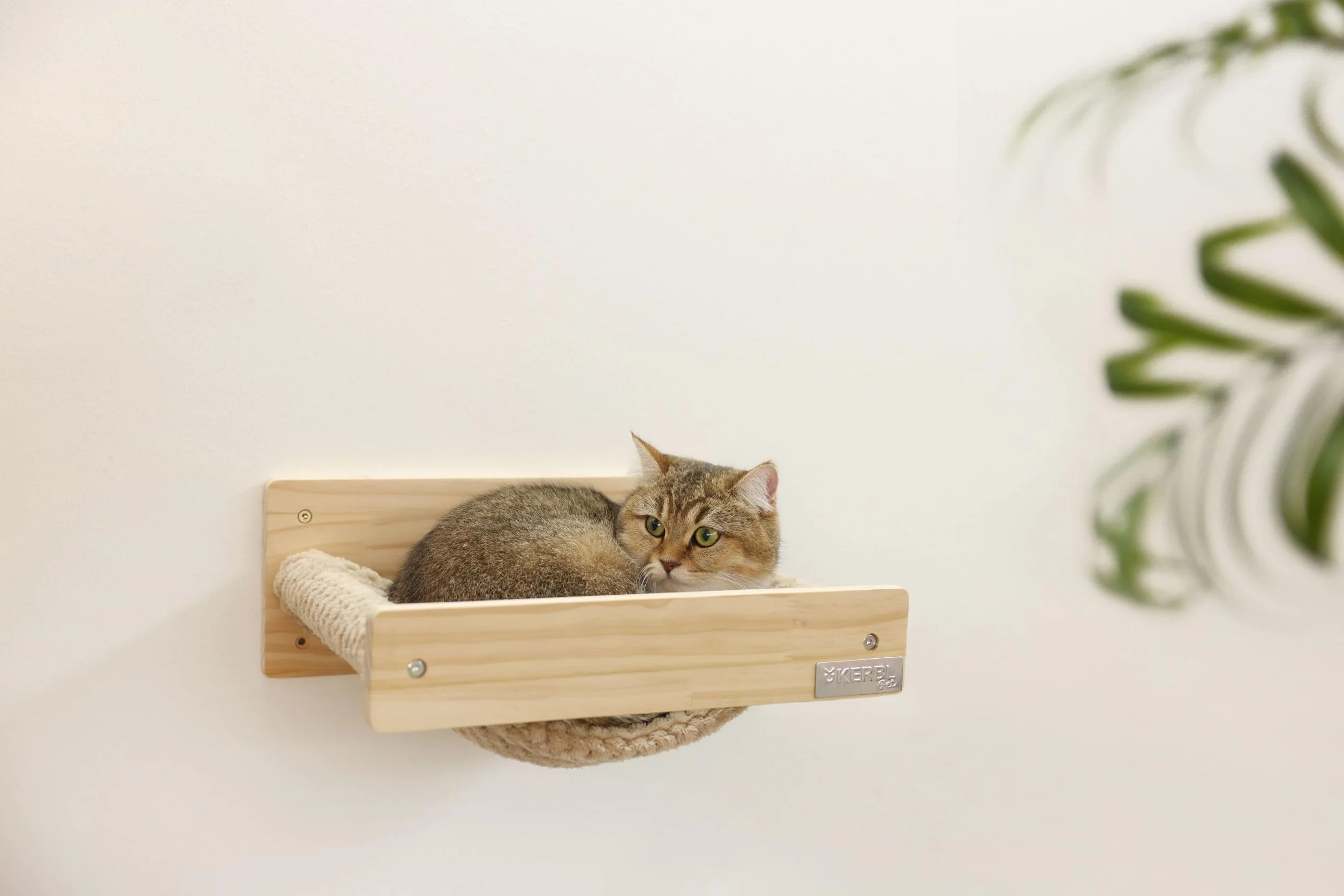 Kerbl Pet Hamac Mural Timber, Naturel/Taupe, 38 x 33,5 x 16 cm, Bois, Peluche Douce, Chats, Fixation Murale