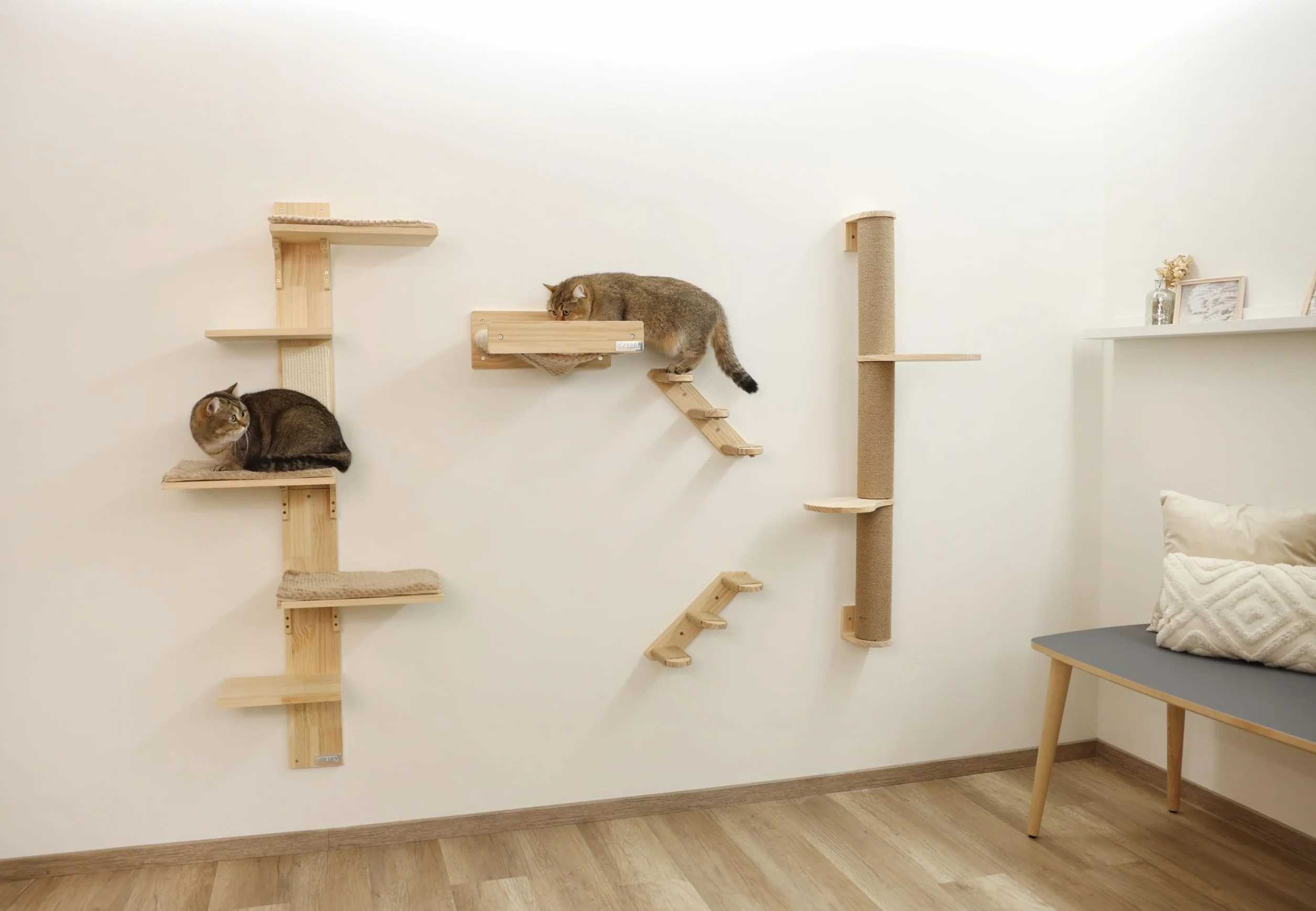 Kerbl Pet Hamac Mural Timber, Naturel/Taupe, 38 x 33,5 x 16 cm, Bois, Peluche Douce, Chats, Fixation Murale