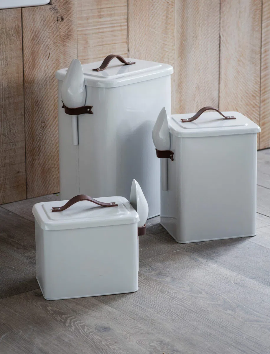 CKB LTD Grande boîte de rangement de nourriture pour animaux de compagnie avec pelle pour contenir des friandises pour chien ou chat en métal avec couvercle hermétique Poignée en cuir 13 kg